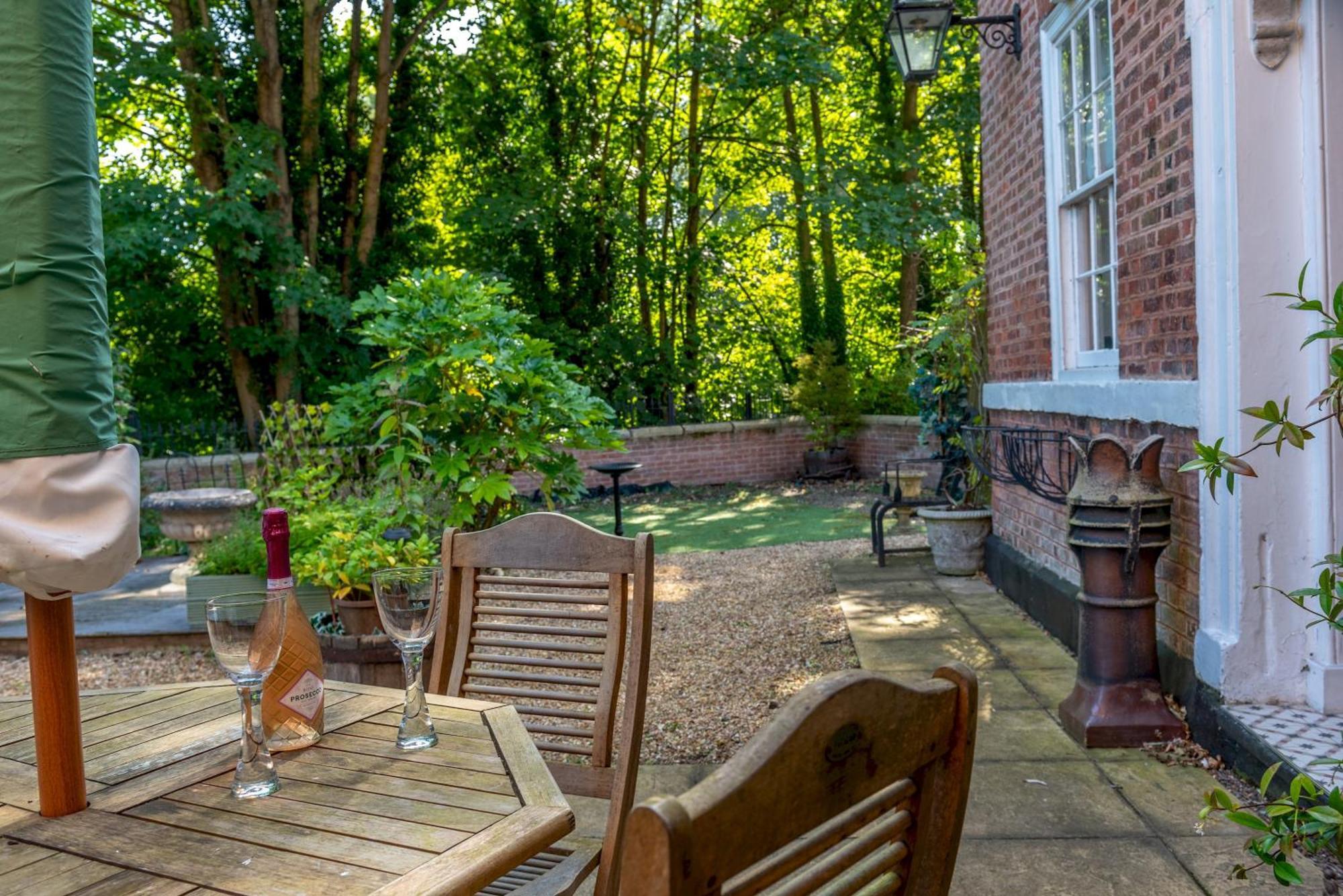 Вилла William Oakes House Georgian House Garden Pass The Keys Бриджнорс Экстерьер фото
